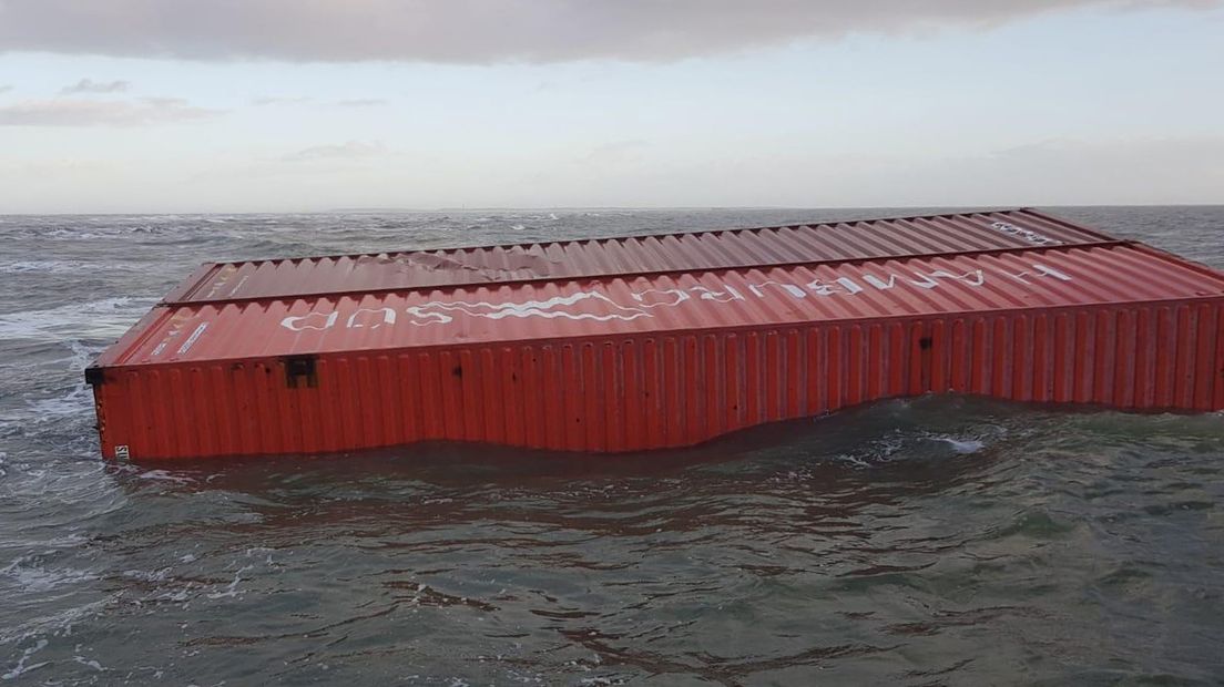Een container drijft in zee
