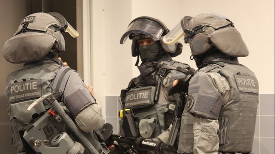 Zwaarbewapende agenten laten flitsgranaat afgaan en abseilen van balkon om woning binnen te vallen Home