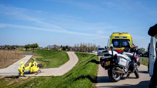 Fietser ernstig gewond na botsing op dijk. Fietser ernstig gewond na botsing op dijk.