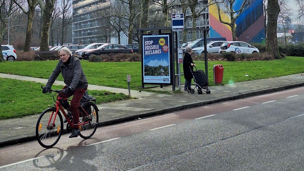 Extinction Rebellion vervangt reclames over auto's, vliegreizen en cruises in Heerlen en Maastricht