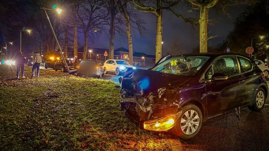 Ravage na ongeval • auto schiet van talud. Ravage na ongeval • auto schiet van talud.