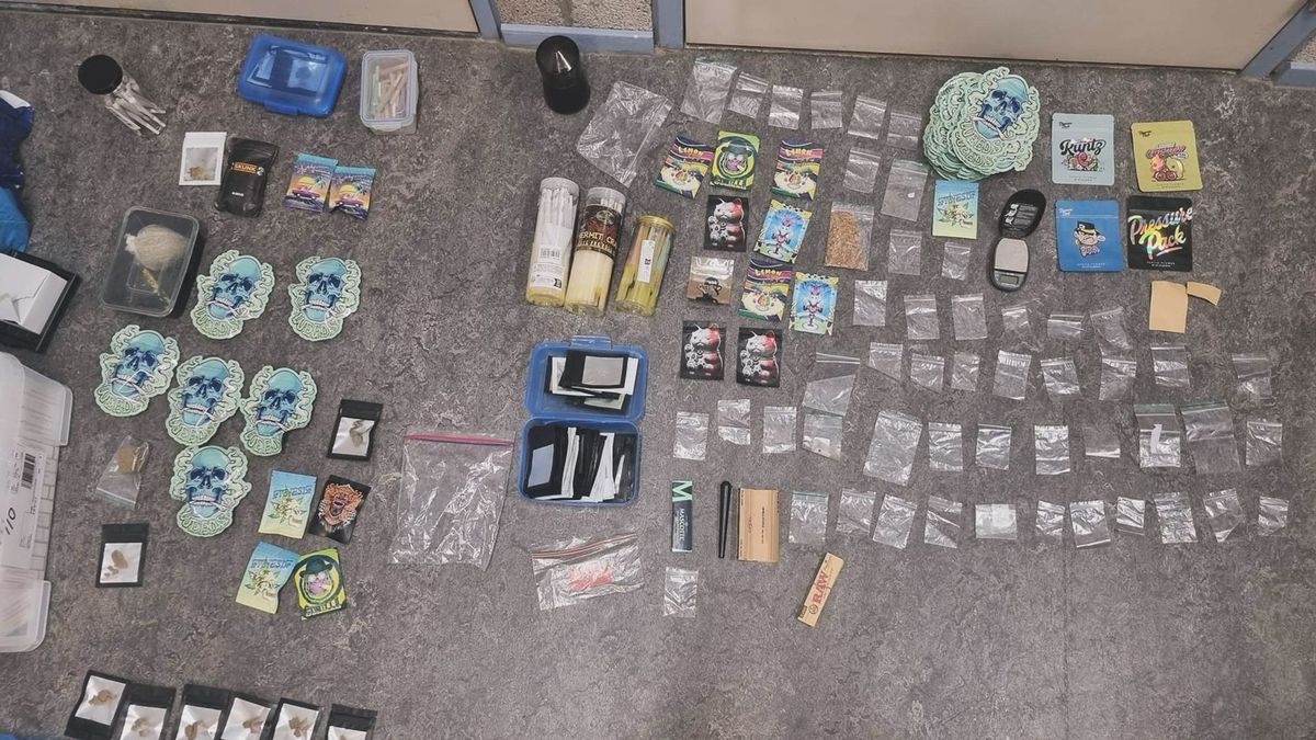 Geen rijbewijs, wel drugs: stel aangehouden na achtervolging