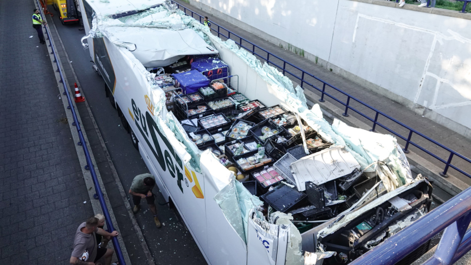 In de vrachtwagen lagen onder andere tompoucen, verspakketten en roerbakgroenten.