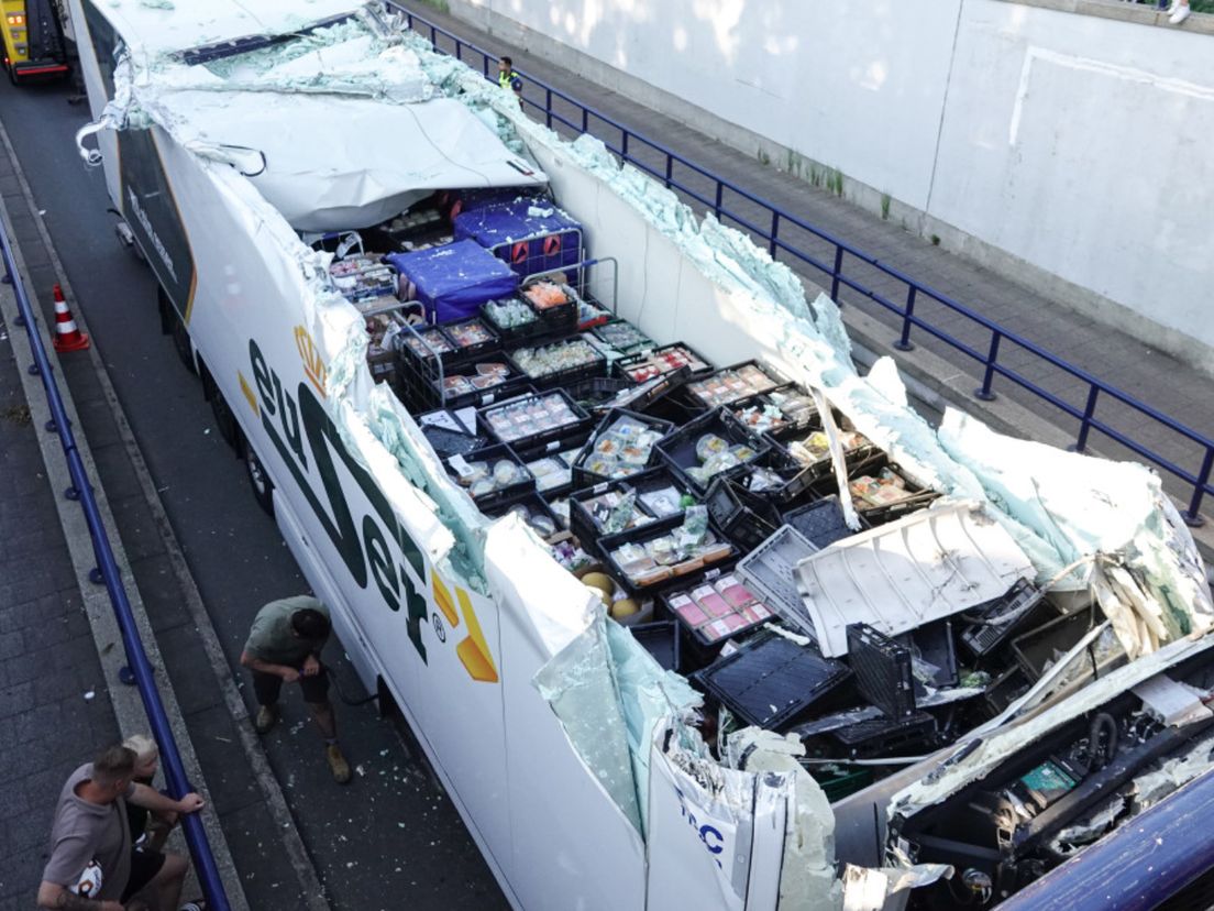 In de vrachtwagen lagen onder andere tompoucen, verspakketten en roerbakgroenten.
