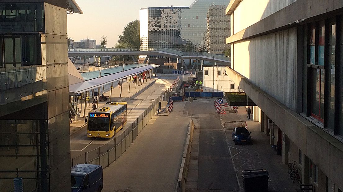 Het nieuwe busstation in de ochtendzon.