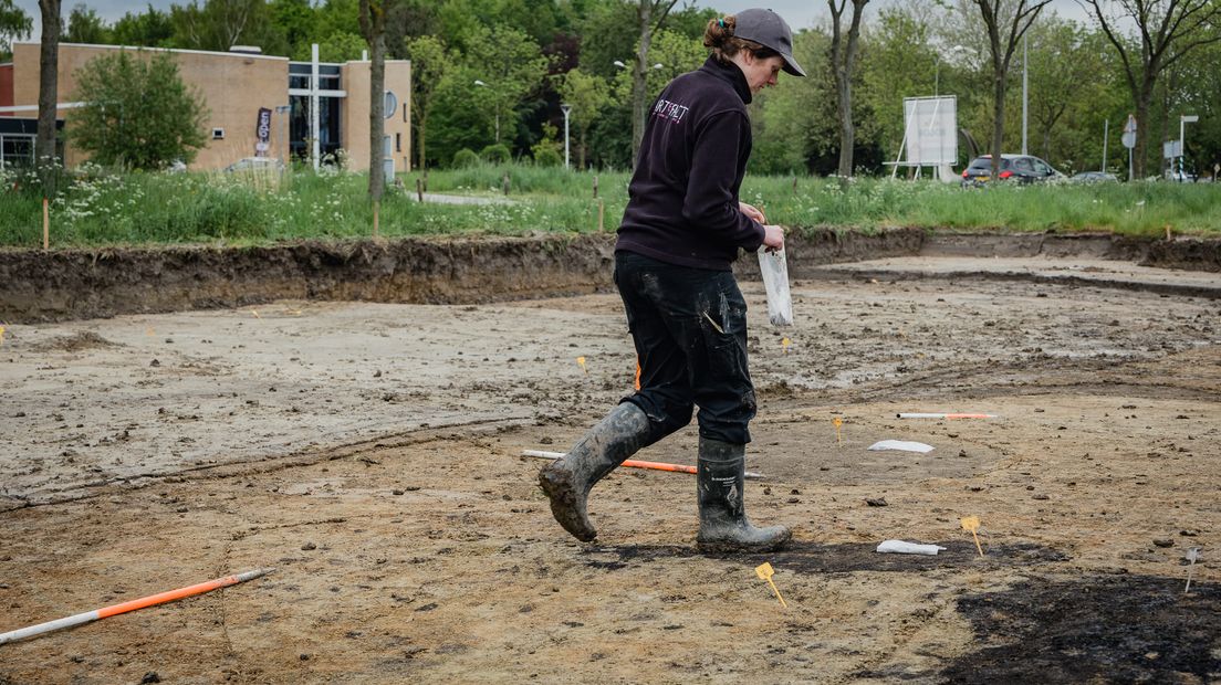 De archeologe aan het werk tijdens de opgravingen
