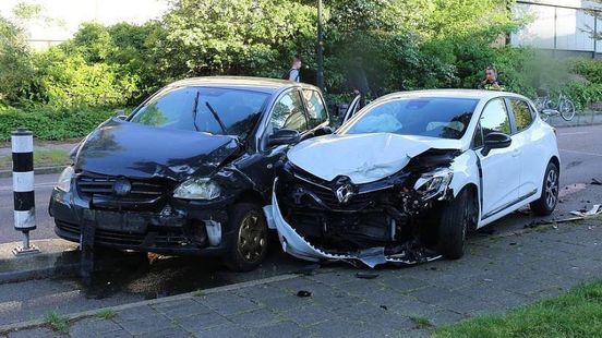 Ravage na harde botsing • fietser gewond. Ravage na harde botsing • fietser gewond.