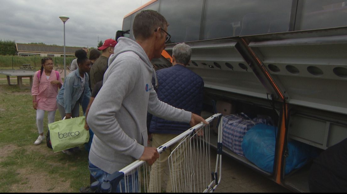 Alle spullen van de asielzoekers worden in de bus geladen