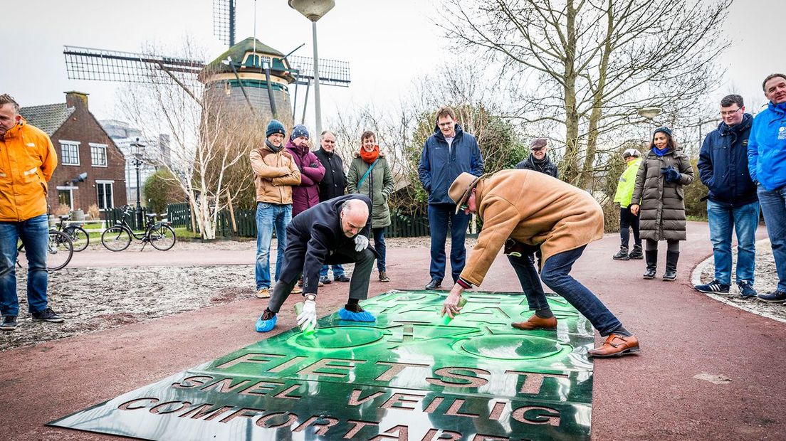 De sterfietsroute van centrum van Den Haag naar Leidschenveen is vandaag officieel in gebruik genomen. 