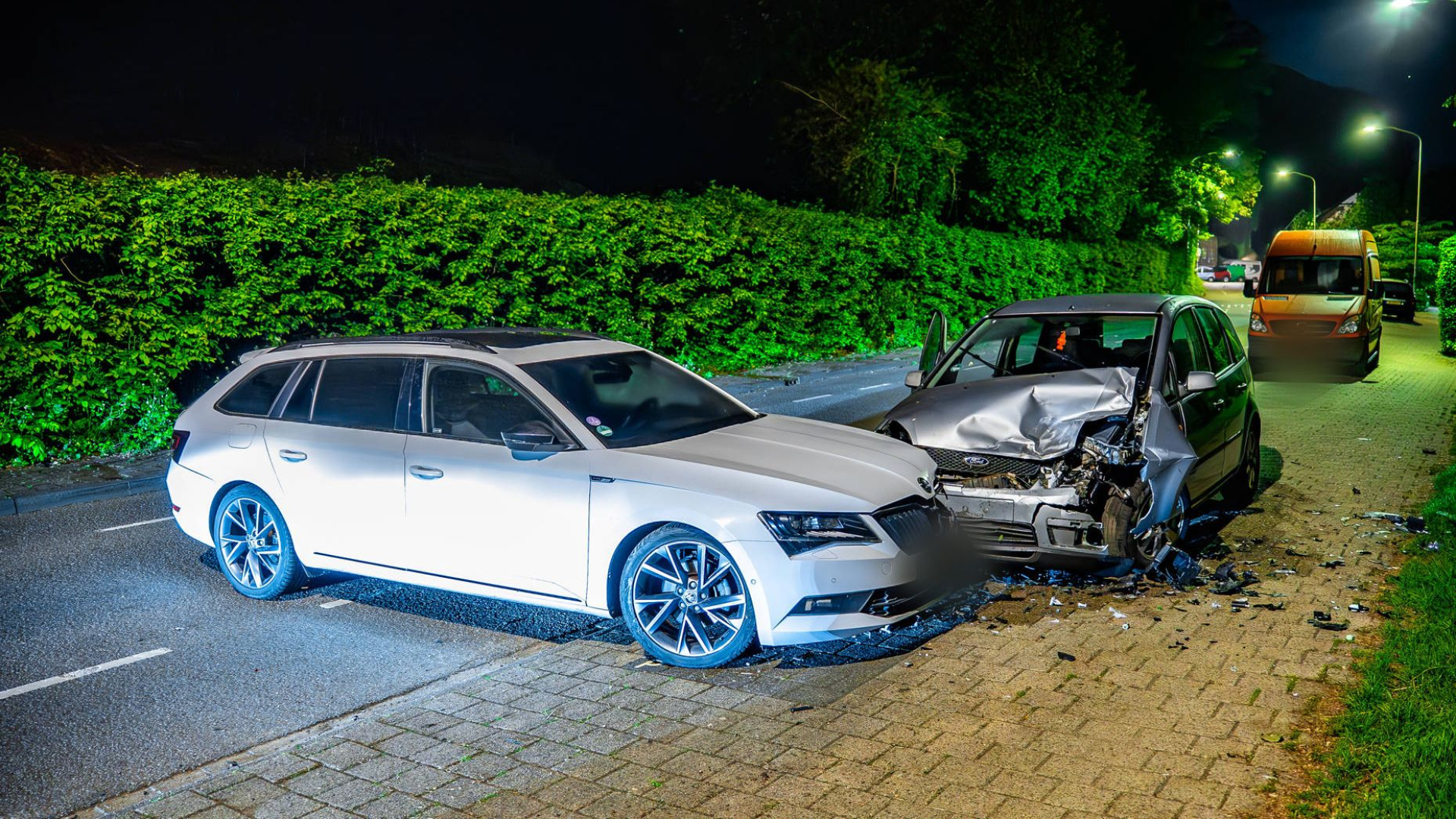 Auto ramt geparkeerde auto's en komt tot stilstand