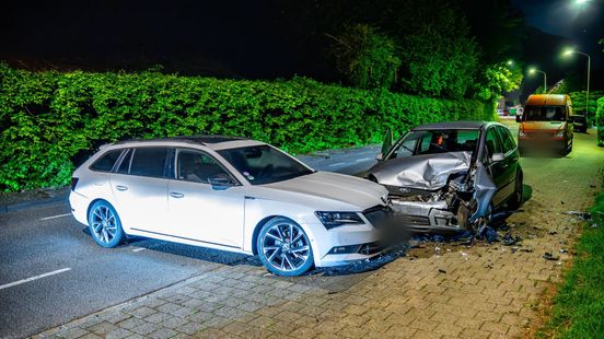 Auto ramt geparkeerde auto's en komt tot stilstand