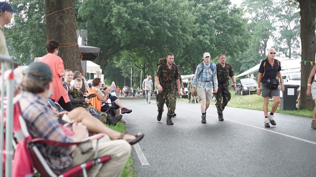 Wandelaars op de Zevenheuvelenweg.