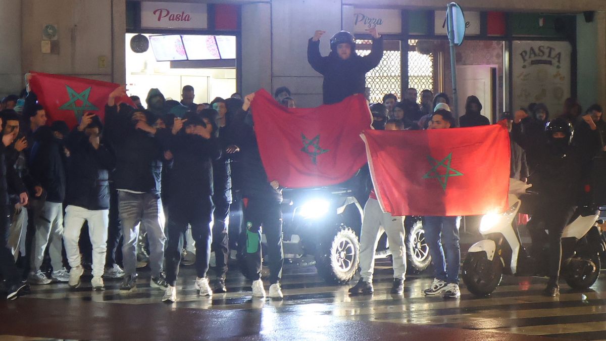 Feest slaat om in onrust: politie en ME bekogeld in Schilderswijk na voetbalwinst Marokko