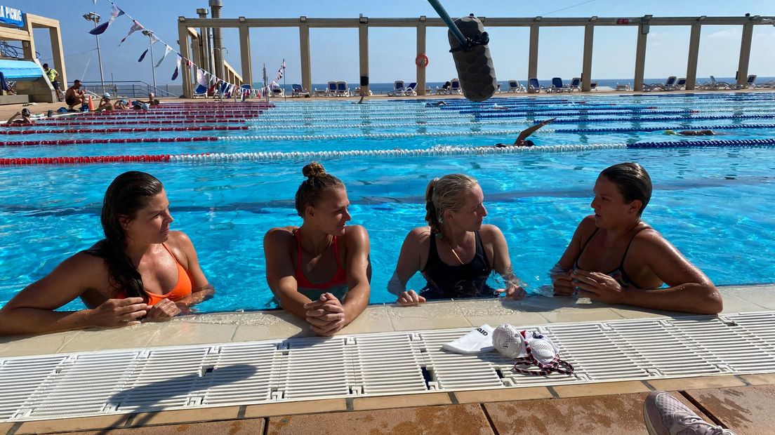 Linda samen met Vivian Sevenich, Simone van de Kraats en Laura Aarts (van links naar rechts)