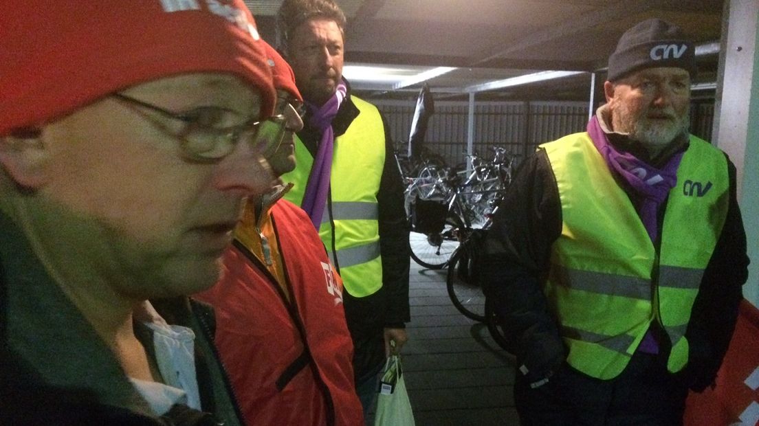 Fokker-medewerkers verzamelen zich. Rechts Bé Pastoor (Rechten: RTV Drenthe/Hielke Meijer)