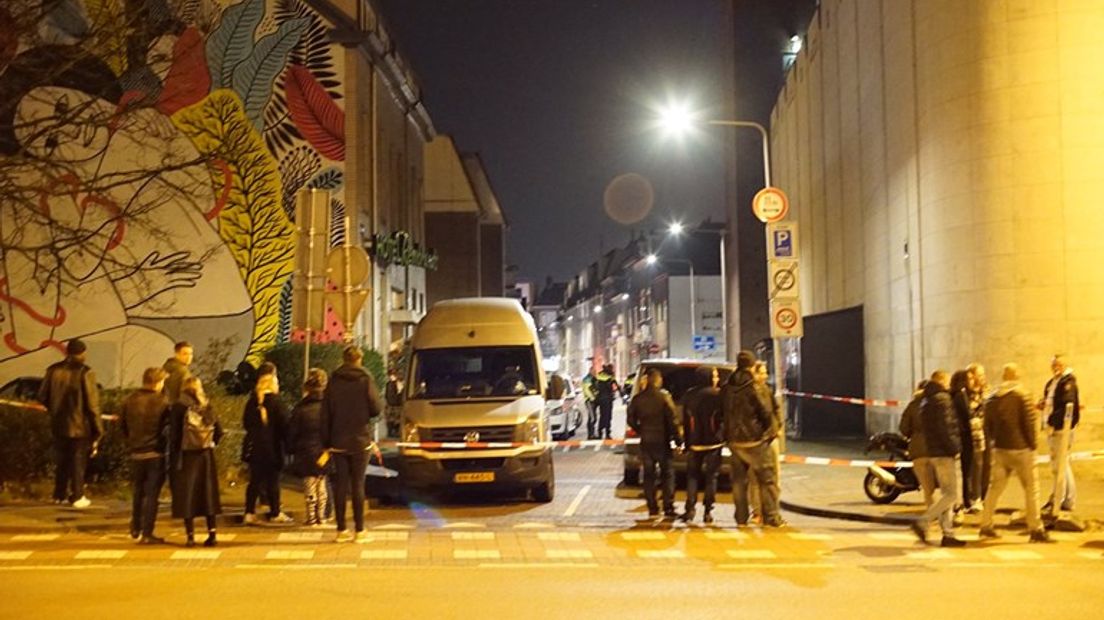 De twee slachtoffers van de zogeheten hotelmoord in Arnhem zijn door messteken om het leven gebracht. Dat werd dinsdag duidelijk tijdens een eerste behandeling van de zaak bij de rechtbank.