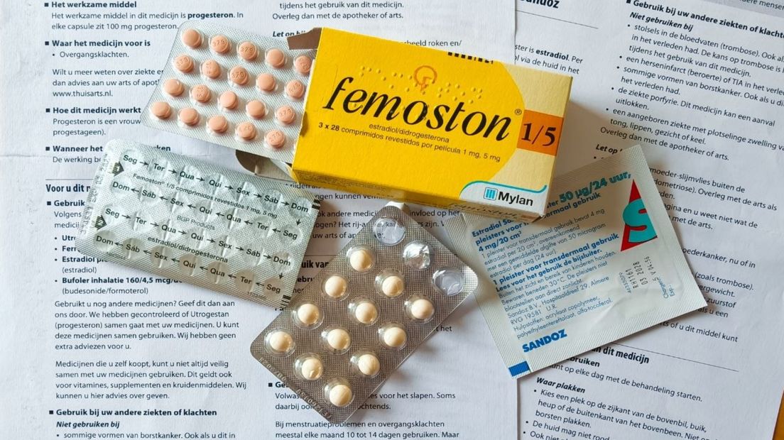 Verschillende medicijnen en bijsluiters die worden gebruikt bij hormoontherapie voor de behandeling van overgangsklachten.