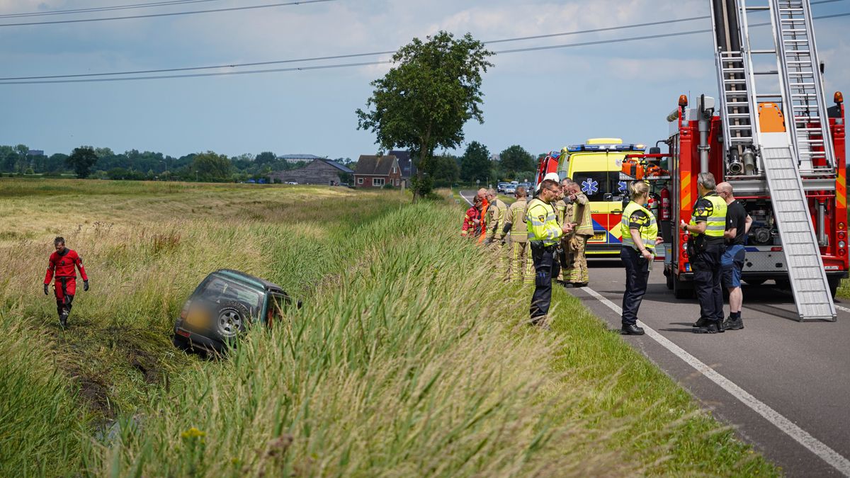 Auto belandt in sloot bij Peize, bestuurder gewond