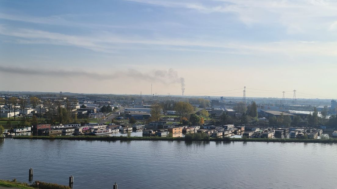 De rook is te zien boven de stad Groningen