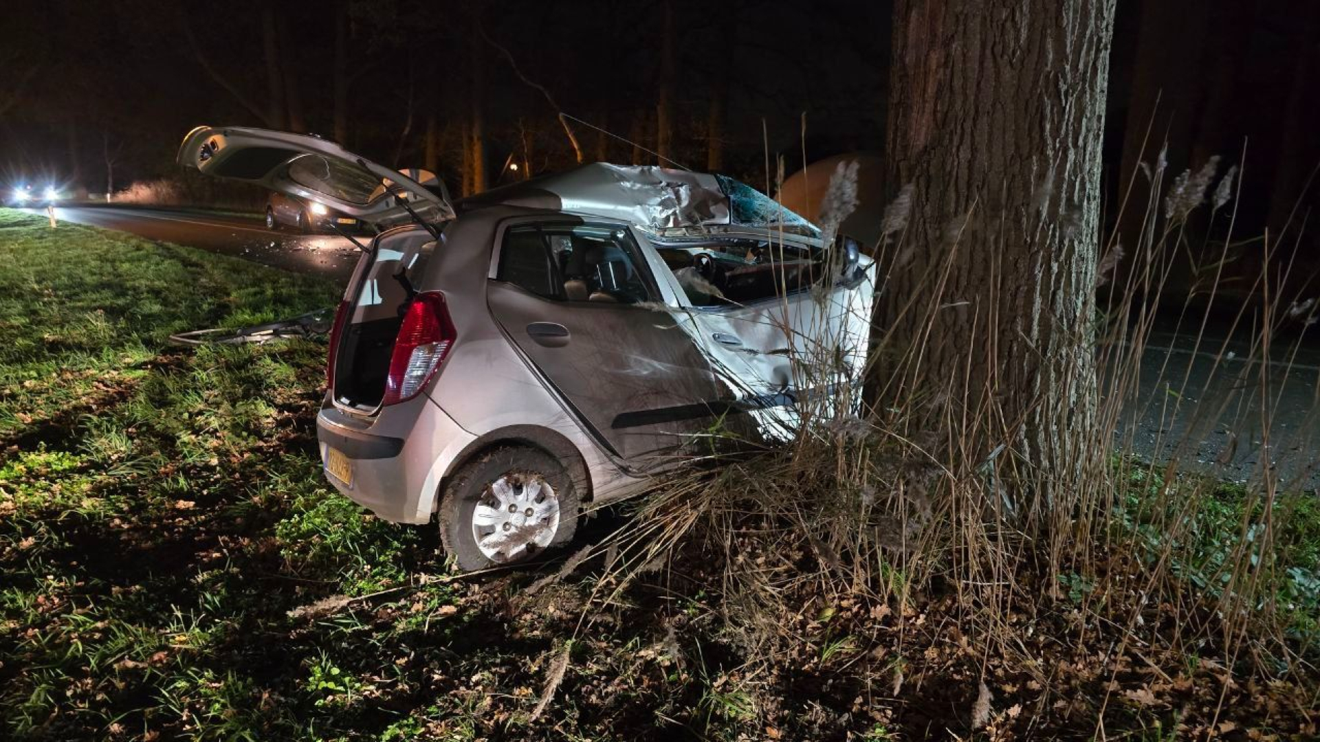 Brand rijdende auto • brandweer moet bestuurder bevrijden