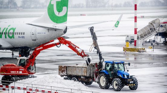 Na acht uur vol geschrapte vluchten stijgt eerste vliegtuig op vanaf Rotterdam The Hague Airport Nieuws