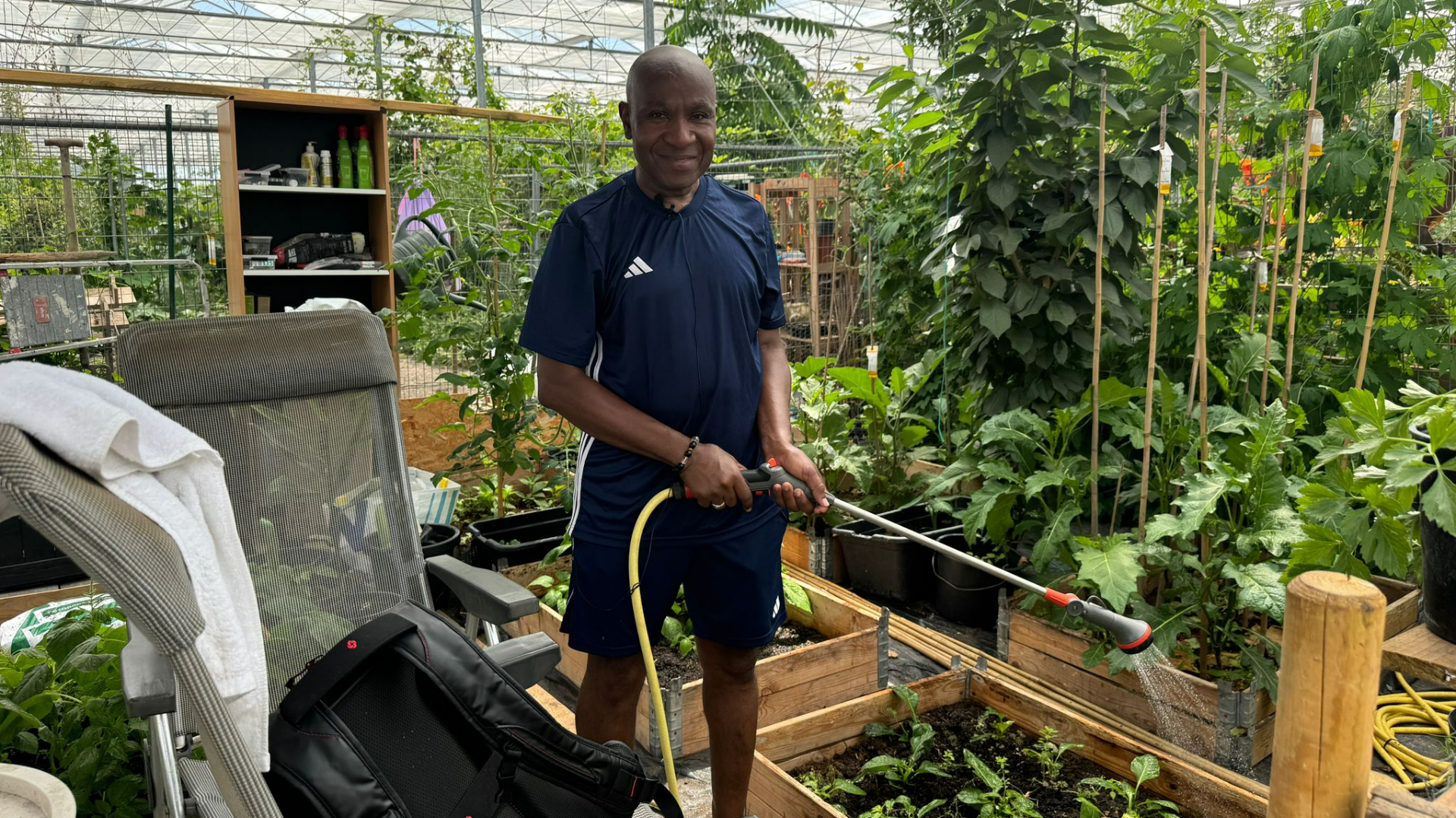 Kousenband en andere Surinaamse groenten groeien in de volkstuintjes extra goed door de hitte