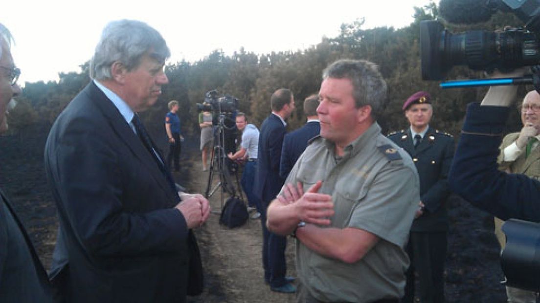 Minister Ivo Opstelten van Veiligheid en Justitie is vol lof over de bestrijding van de natuurbrand, afgelopen zondag in park De Hoge Veluwe.