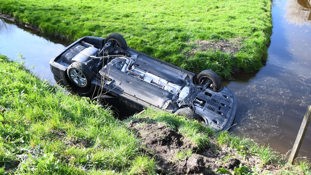 Auto op de kop in de sloot in Hekendorp, inzittenden met de schrik vrij