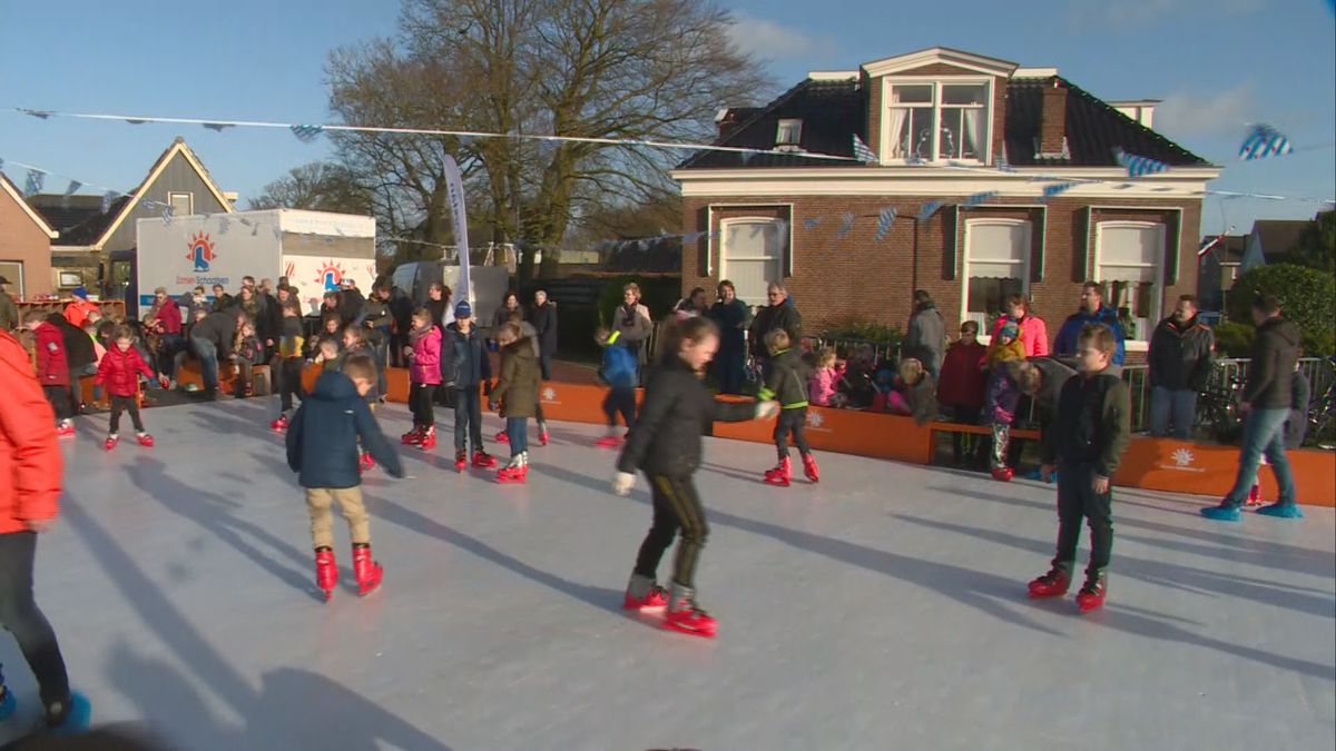 VIDEO: Tientallen kinderen binden de schaatsen onder op Omrop Fryslân-kunstijsbaan