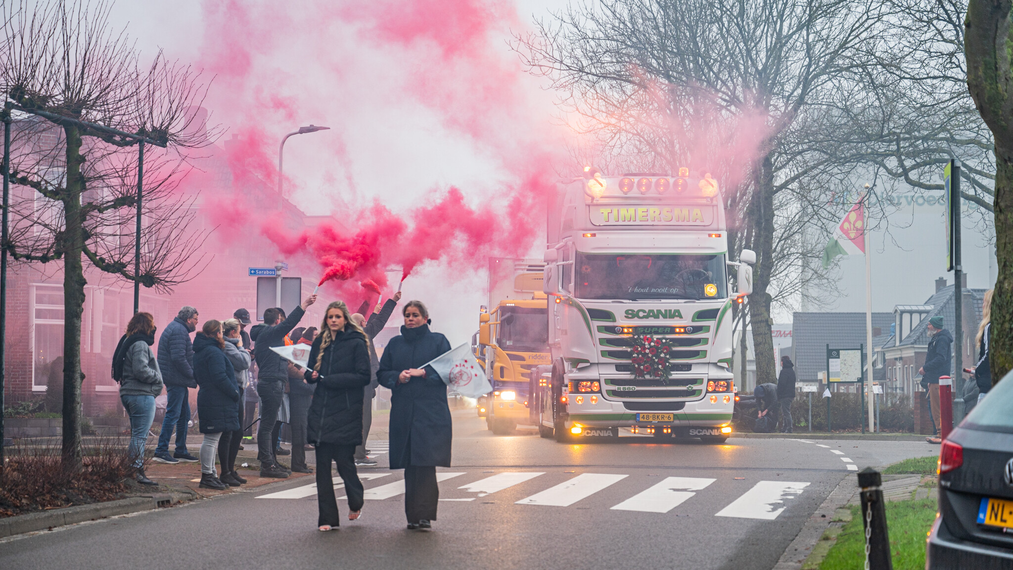 Mear as hûndert frachtweinen troch Strobos om Appie (11) de lêste eare te bewizen