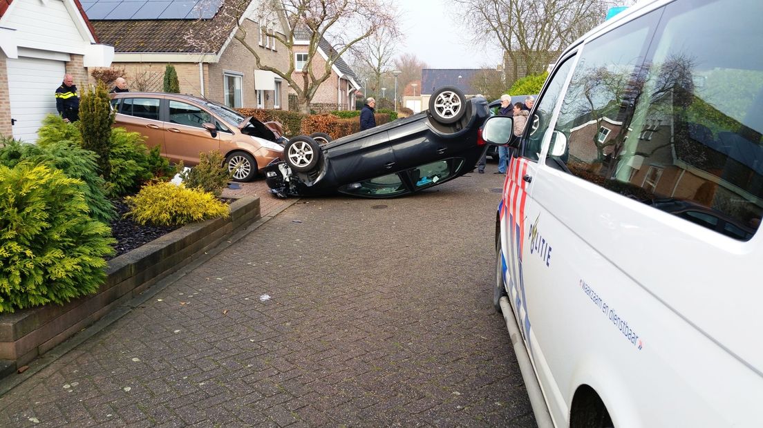 Auto ondersteboven bij botsing in woonwijk Zierikzee