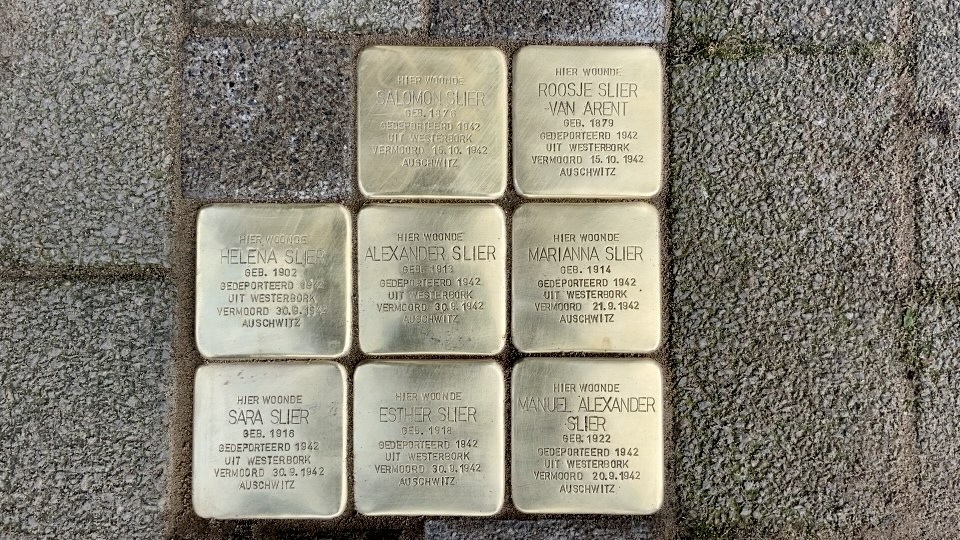 In één klap 98 nieuwe Stolpersteine in Rotterdams straatbeeld voor joodse oorlogsslachtoffers zonder graf