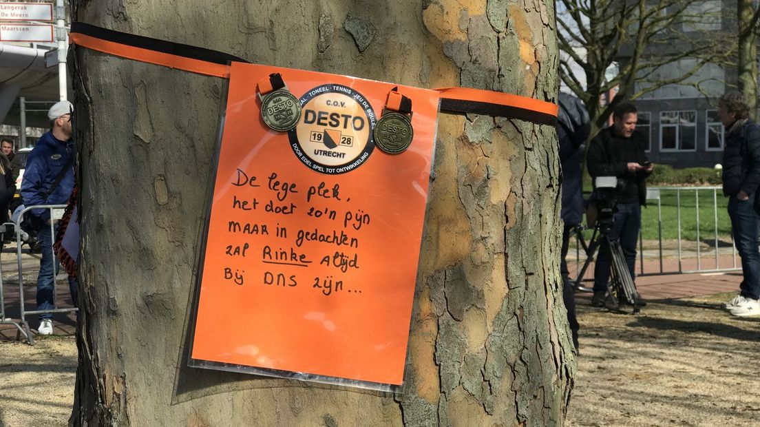 Kort na de aanslag in 2019 lieten vrienden van Rinke Terpstra een boodschap achter op het 24 Oktoberplein.