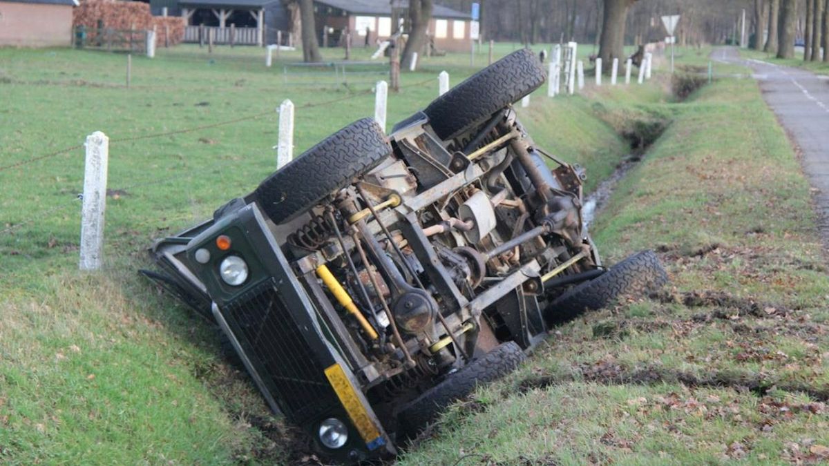 Terreinwagen in de sloot bij ongeluk in Daarle, bestuurder gewond