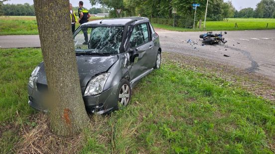 Zware aanrijding tussen een auto en een motorrijder