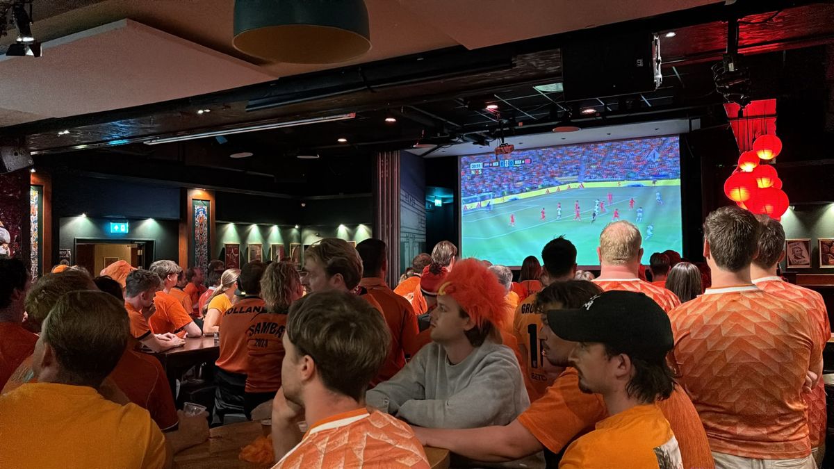 Nederland - Marokko | Vol café in Noordwijkerhout - Gemengde gevoelens Marokkaanse fans