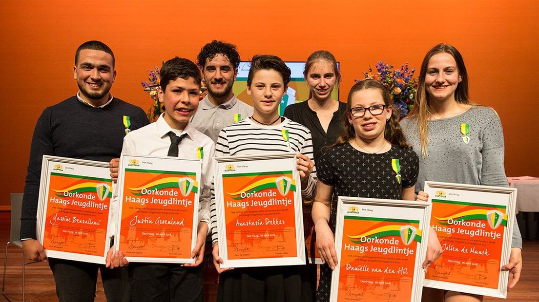 Tien jongeren hebben het Haags Jeugdlintje 2018 ontvangen.