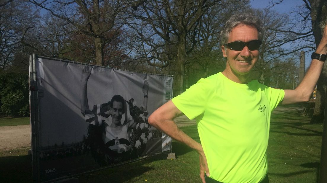 Marti ten Kate bij de fototentoonstelling '50 Jaar Enschede Marathon'