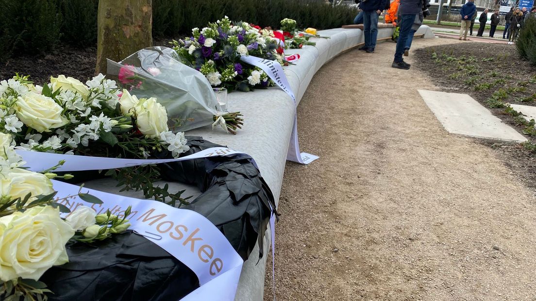 Bij de herdenkingsmonument aan het 24 Oktoberplein zijn bloemen neergelegd