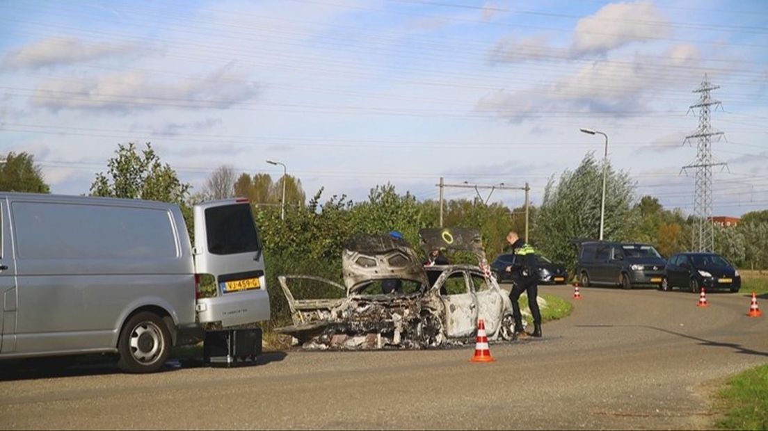 De Clio van waaruit is geschoten werd de volgende dag uitgebrand teruggevonden