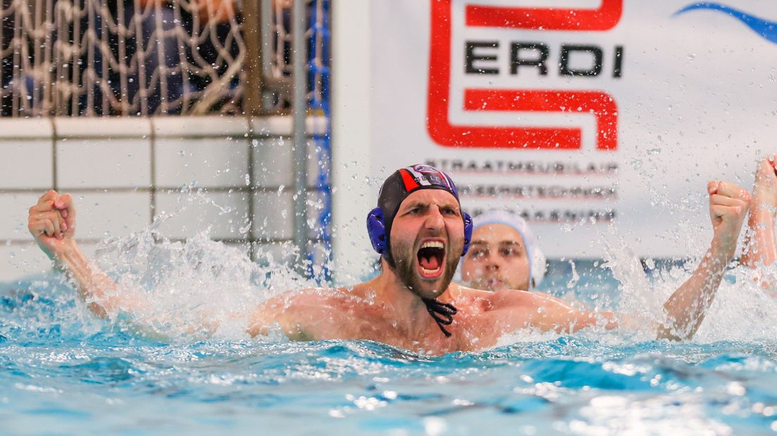 Guus van IJperen schreeuwt het uit na een overwinning van DONK