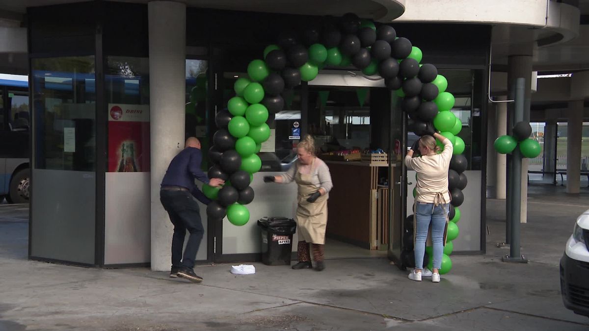 Kiosk op busstation Gieten na een jaar weer open voor klanten