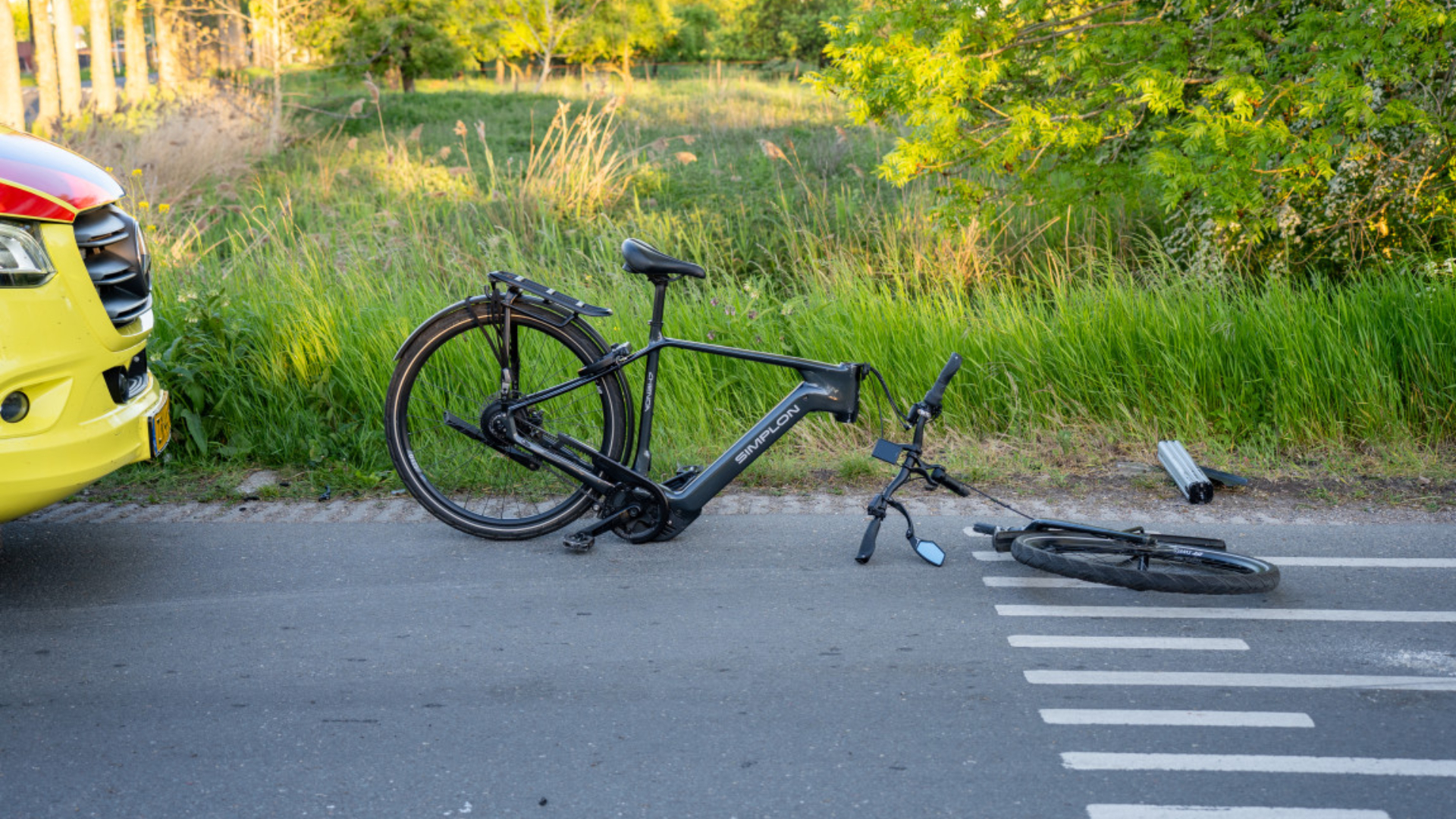 De fiets lag uit elkaar na de aanrijding.