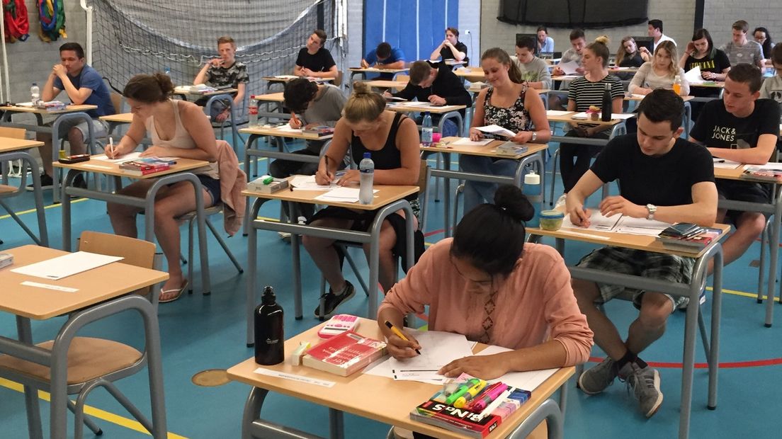 Zwetende examenkandidaten in een koele gymzaal (video)