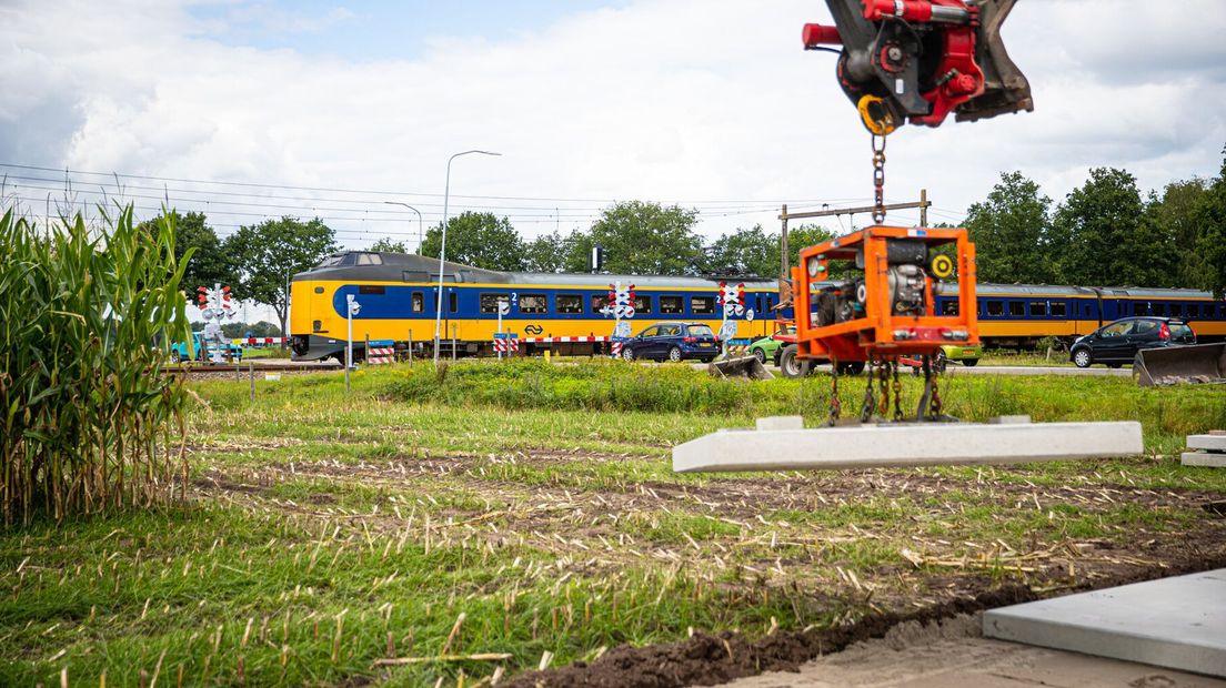 Aanleg van de noodweg bij spoorwegovergang Hooghalen (Rechten: ProRail / Stefan Verkerk)