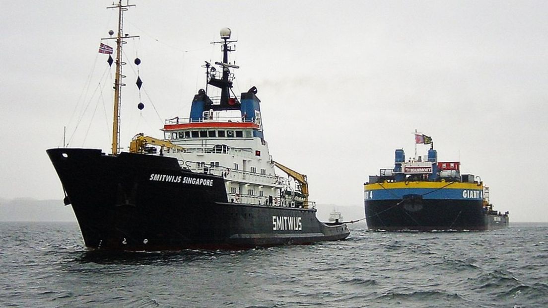 Een sleepboot sleept alles wat niet meer kan varen, van olietanker tot booreiland