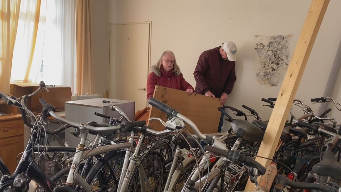Ineke en Izaak in de fietsenwerkplaats