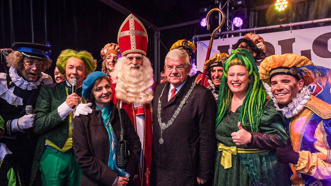 Sinterklaas met de burgemeester en de Spaanse ambassadeur