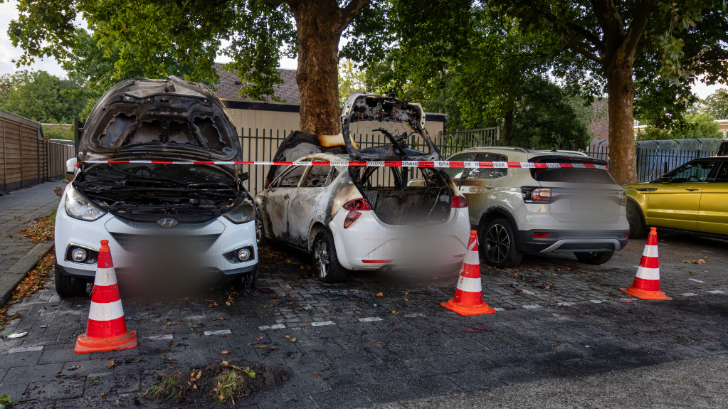 Twee auto's uitgebrand en een derde fors beschadigd