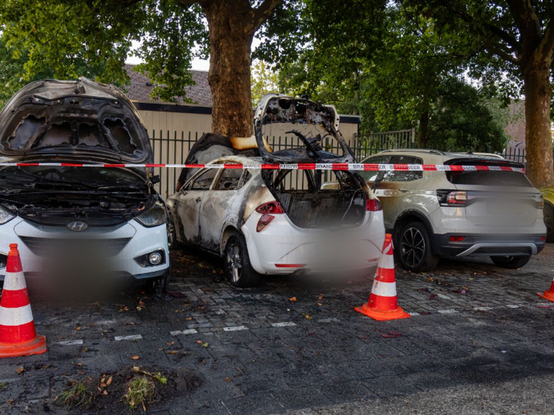 Twee auto's uitgebrand en een derde fors beschadigd
